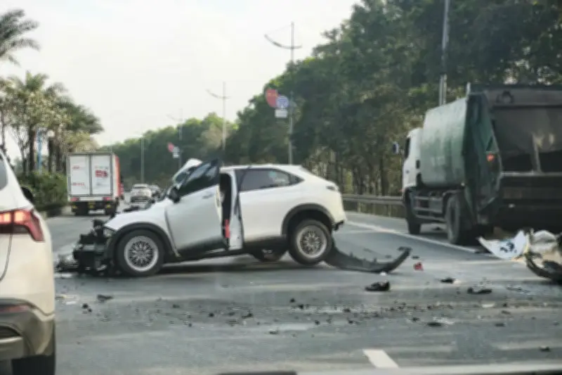 Hà Nội: Ô tô con va chạm với xe chở rác trên đường Võ Nguyên Giáp, tài xế bị thương