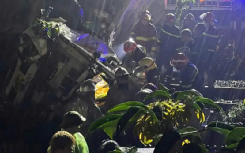 Hà Nội: Tai nạn kinh hoàng giữa tàu SE và ô tô tại Ngọc Hồi, 2 người thương vong