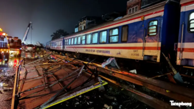 Hà Nội: Tai nạn đường sắt nghiêm trọng, tàu hỏa đâm xe tải khiến một người tử vong