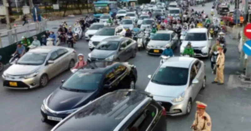 Hà Nội thí điểm cấm taxi, xe hợp đồng trên phố Khâm Thiên giờ cao điểm