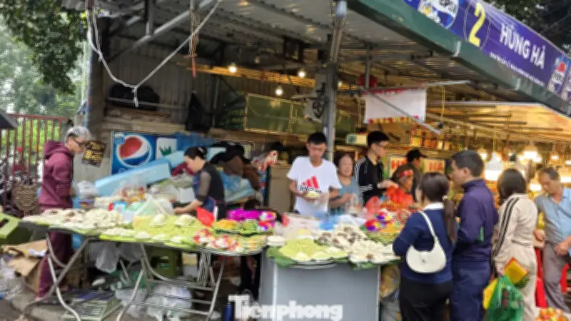 Hà Nội tăng cường kiểm tra an toàn thực phẩm dịp Tết 2026, vẫn còn thực phẩm 'phơi trần' tại di tích