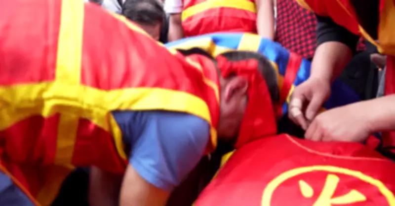 Hà Nội: Trại lợn đối mặt nguy cơ cháy nổ do kéo lưới điện giữa sân đình