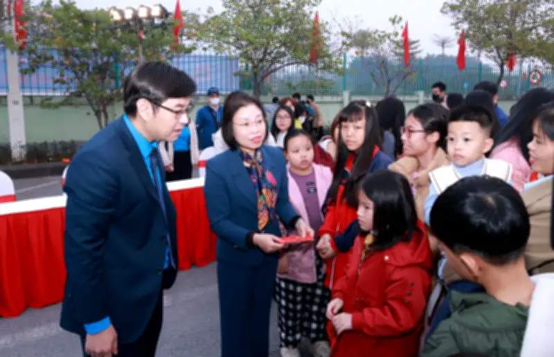 Hà Nội triển khai 26 chuyến xe miễn phí đưa 1.200 công nhân về quê đón Tết