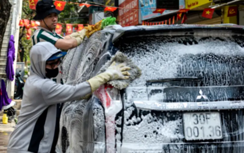 Hà Nội tất bật trước giao thừa: Dịch vụ rửa xe, cắt tóc 'cháy' hàng, giá tăng 30-50%