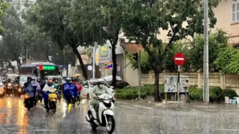 Hà Nội và nhiều khu vực cảnh báo mưa dông, lốc sét từ sáng đến trưa nay