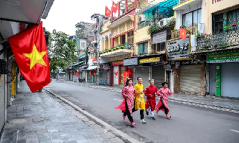 Hà Nội và TP HCM yên bình hiếm hoi trong sáng mùng 1 Tết Bính Ngọ