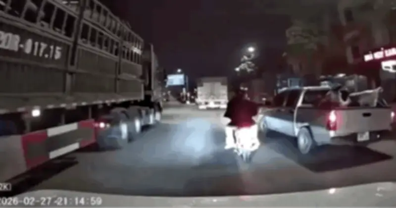 Hà Nội: Xe bán tải tạt đầu khiến 3 người trên xe máy ngã giữa đường