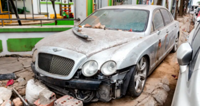 Hà Nội: Xe siêu sang bỏ hoang hàng chục năm, hư hỏng nặng nề, chủ nhân bí ẩn