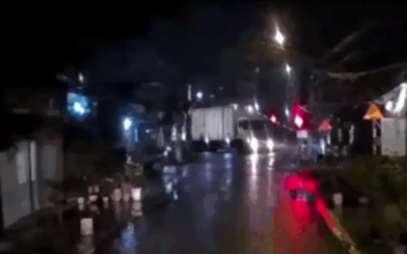 Hà Nội: Xe tải vượt đường ray bị tàu hỏa tông nát, văng xa hàng trăm mét