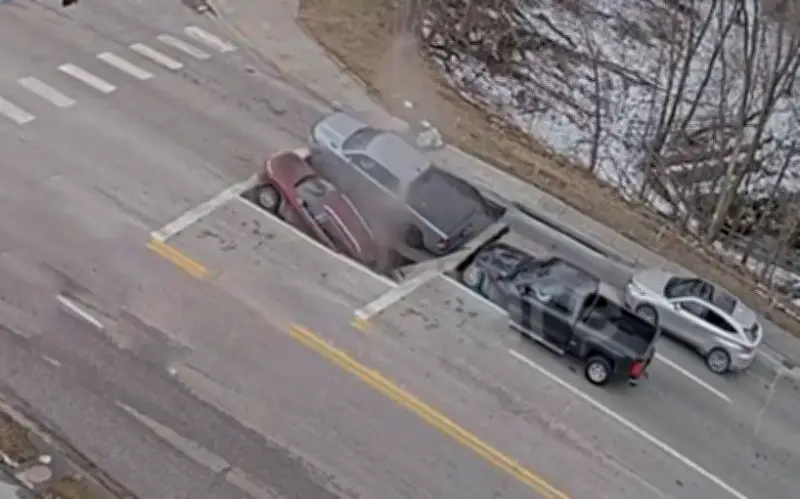 Hố sụt bất ngờ nuốt chửng hai xe ô tô tại Omaha, Mỹ, không có thương vong