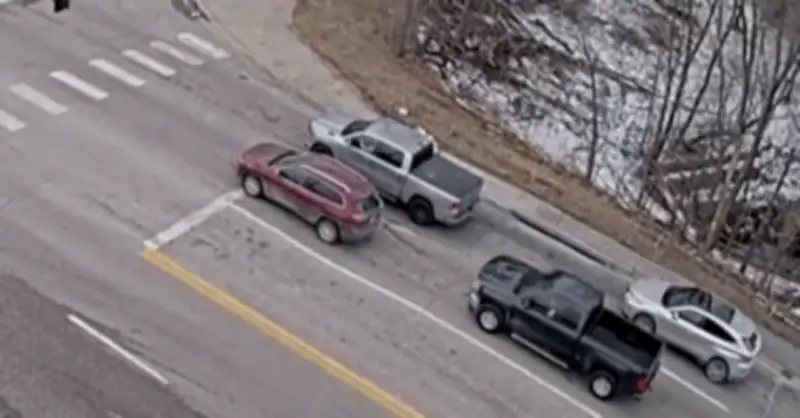 Hố sụt bất ngờ xuất hiện giữa ngã tư, nuốt chửng hai ô tô đang chờ đèn đỏ