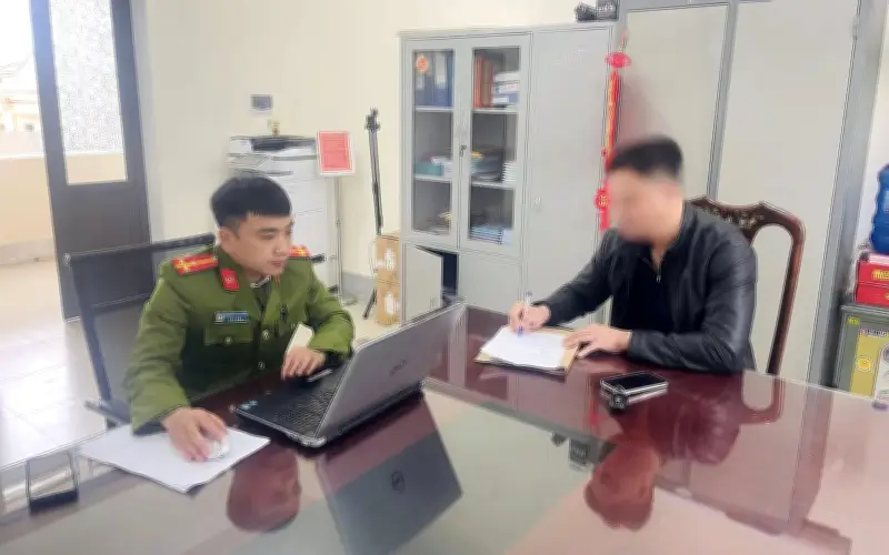 Hà Tĩnh: Chủ xe đỗ chiếm đường, thách thức 'phạt 100 triệu cũng không sao'