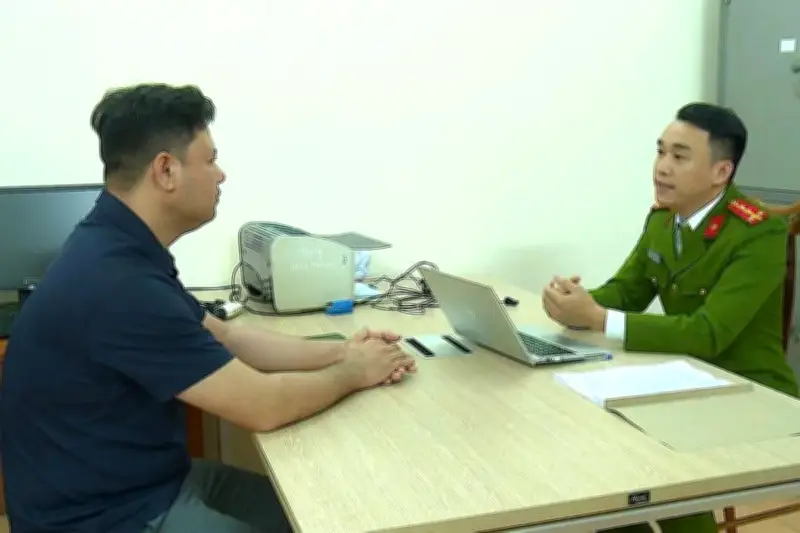 Hà Tĩnh khởi tố đối tượng 'khóa đầu, khóa đuôi' ô tô gây rối trật tự công cộng