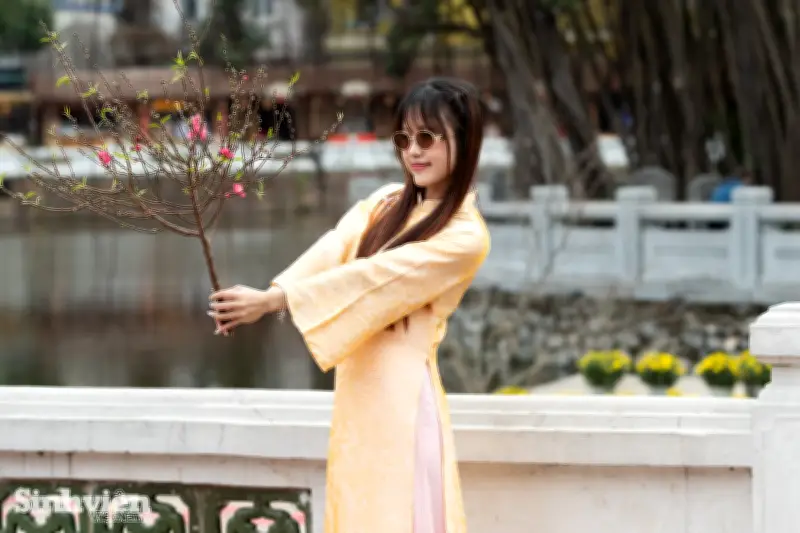 Hồ Văn 'phù phép' về quá khứ trong ngày khai mạc Hội chữ Xuân Bính Ngọ 2026