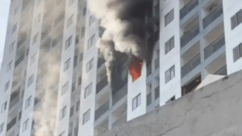 Hỏa hoạn bùng phát tại căn hộ tầng 16 chung cư cao tầng ở Nha Trang