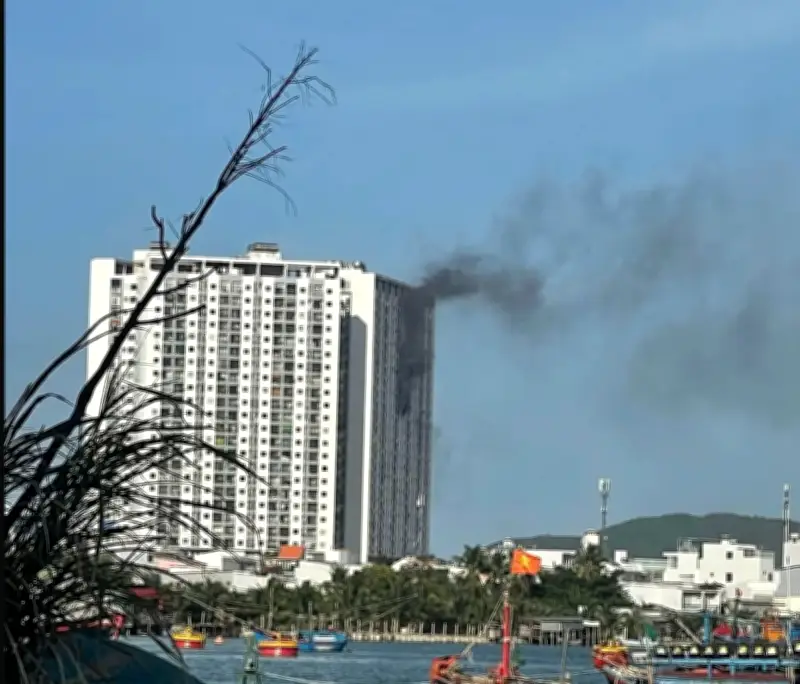 Hỏa hoạn chung cư PH Nha Trang: 2 người tử vong, lực lượng chức năng khẩn trương dập lửa