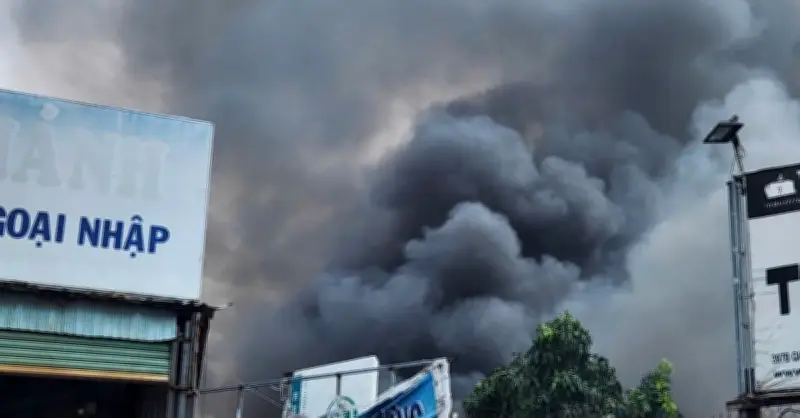 Hỏa hoạn lớn thiêu rụi nhà dân gần công ty ở TP.HCM, nhiều người hối hả di dời tài sản