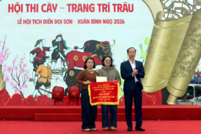 Họa sĩ Ninh Bình tô điểm trâu cho Lễ hội Tịch điền Đọi Sơn 2026
