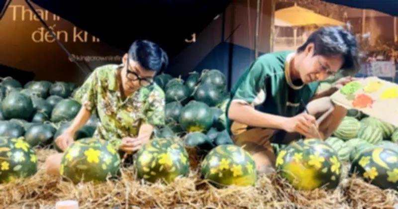 Họa sĩ trẻ vẽ dưa hấu kiếm tiền tiêu Tết: Công việc độc đáo giữa không khí xuân