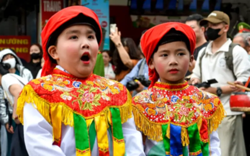 Hai Bé 8 Tuổi Gây Sốt Lễ Hội Triều Khúc Với Điệu Múa Bồng Truyền Thống