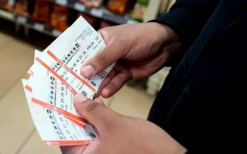 Hai Bạn Thân Mỹ Trúng Số 9 Tỷ Đồng Khi Đưa Vợ Đi Khám Bệnh