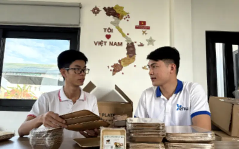 Hai bạn trẻ Huế khởi nghiệp thành công với chén đĩa mo cau thuần Việt