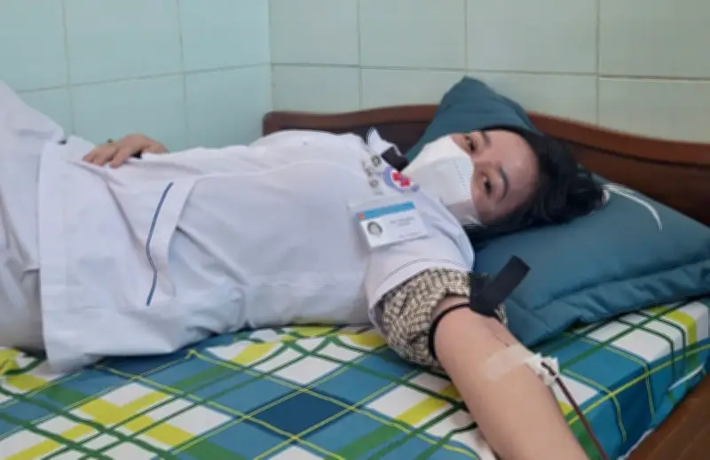Hai Điều Dưỡng Hiến Máu Khẩn Cấp Cứu Sản Phụ Vỡ Thai Ngoài Tử Cung Tại Quảng Trị
