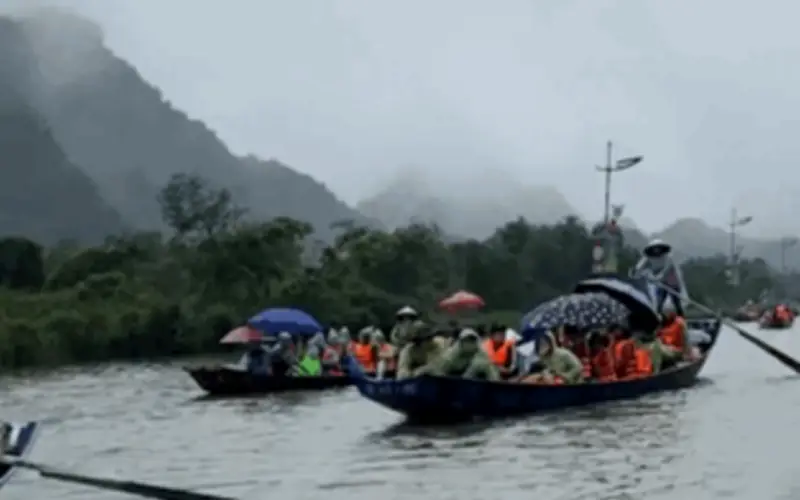 Hai Lái Đò Bị Xử Phạt Vì Chặt Chém Du Khách Tại Lễ Hội Chùa Hương 2026