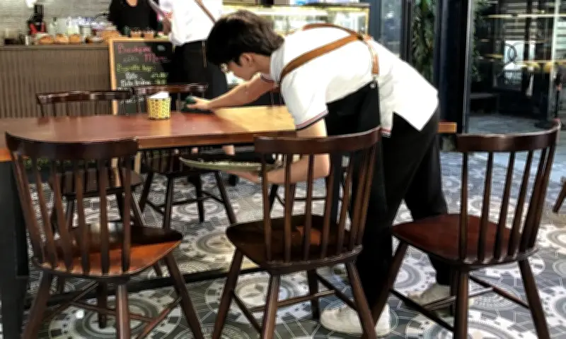 Hai nam tôi không về quê ăn Tết, ở lại thành phố để kiếm tiền