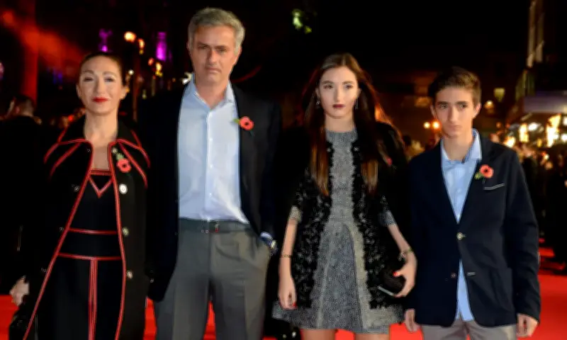 Hai Ngả Rẽ Trái Ngược Của Các Con Mourinho: Một Ánh Sáng, Một Lặng Lẽ