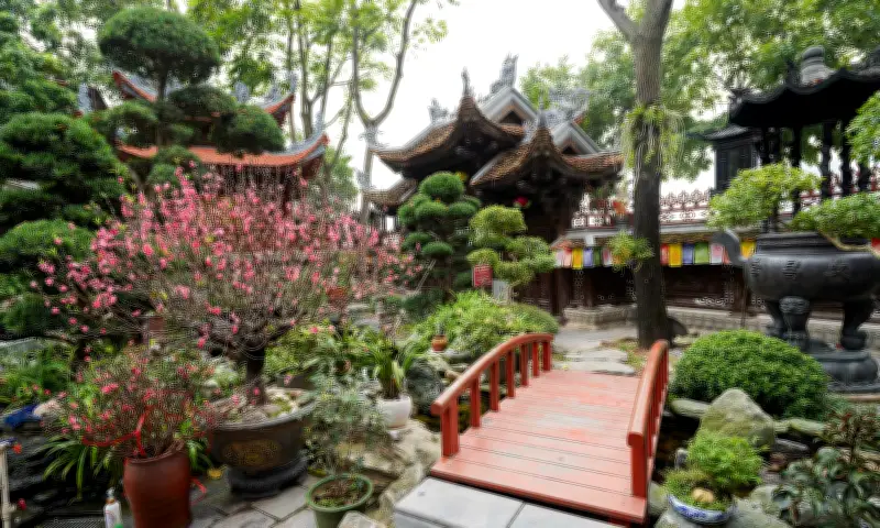 Hai ngôi chùa cổ bên hồ Tây: Điểm đến tâm linh và vãn cảnh nghìn năm tuổi