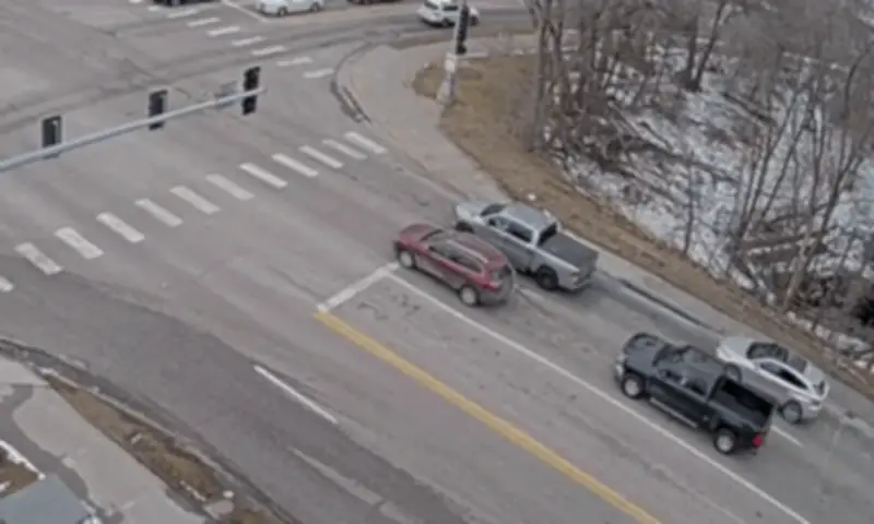Hai ô tô bất ngờ sụt hố khi dừng đèn đỏ tại Omaha, Mỹ