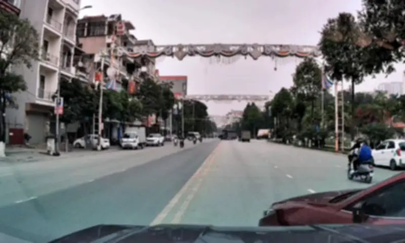 Hai ôtô suýt đâm nhau trên đường thoáng ở Bắc Ninh do xe đỏ cắt ngang trái phép