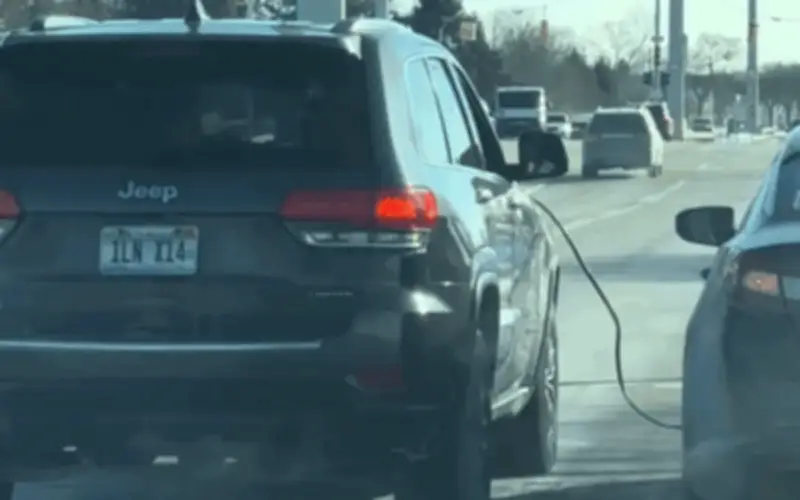 Hai ô tô vừa chạy vừa câu bình điện gây sốt mạng xã hội