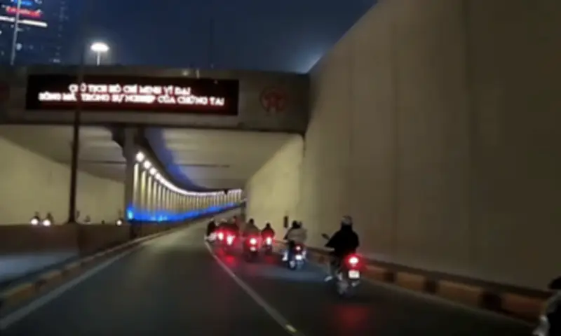 Hai thanh niên ngã sõng soài trước ôtô ở hầm Kim Liên Hà Nội