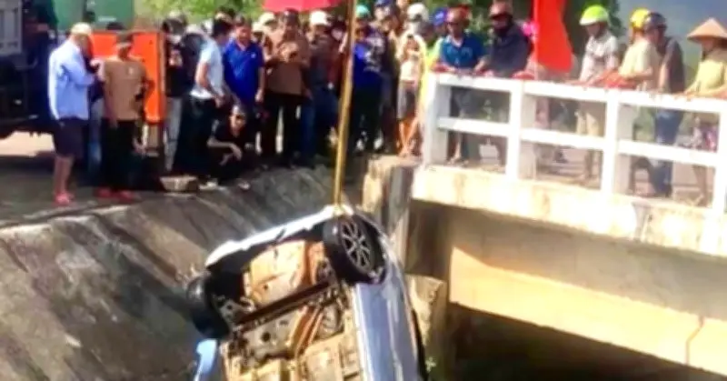 Hai thi thể nam giới được phát hiện cùng ô tô dưới kênh ở Gia Lai