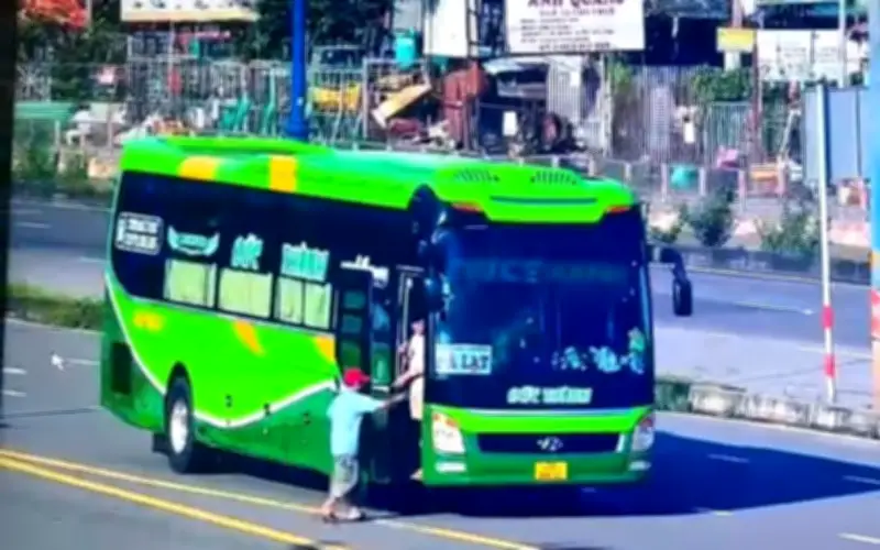 Hai tài xế xe khách giường nằm bị phạt vì đón khách sai quy định tại TP.HCM