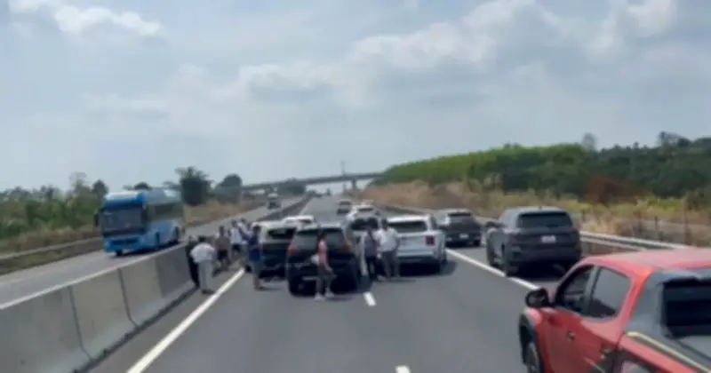 Hai vụ tai nạn liên hoàn trên cao tốc Phan Thiết - Dầu Giây gây ùn tắc nghiêm trọng