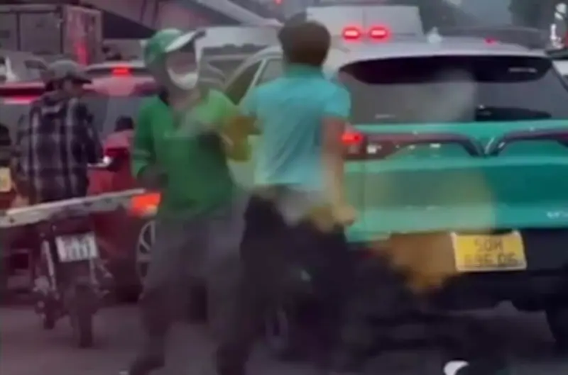 Hai vụ ẩu đả giao thông trước sân bay Tân Sơn Nhất, 4 người bị bắt khẩn cấp