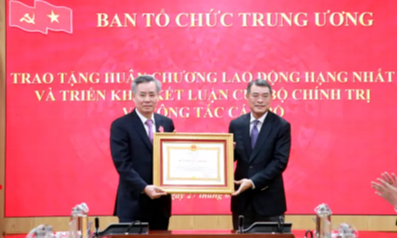 Hai Ủy viên Trung ương Đảng nghỉ công tác, được vinh danh tại hội nghị