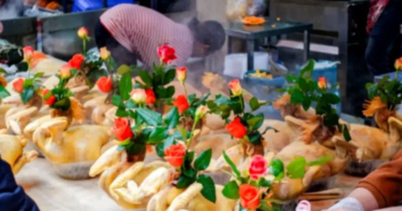 Chợ Hàng Bè nhộn nhịp ngày ông Công ông Táo, gà luộc giá cao vẫn đắt khách