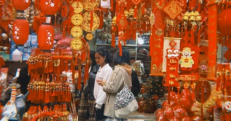 Hàng Mã giáp Tết 2026: Vắng bóng áo dài, tiểu thương ngồi chơi dù phố sạch đẹp