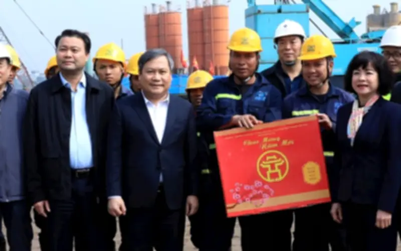 Chủ tịch Hà Nội thăm hỏi, chỉ đạo công tác thoát nước và dự án cầu Tứ Liên