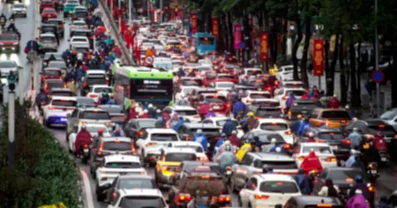 Hà Nội ùn tắc nghiêm trọng sáng 22 tháng Chạp do mua sắm Tết và thời tiết xấu