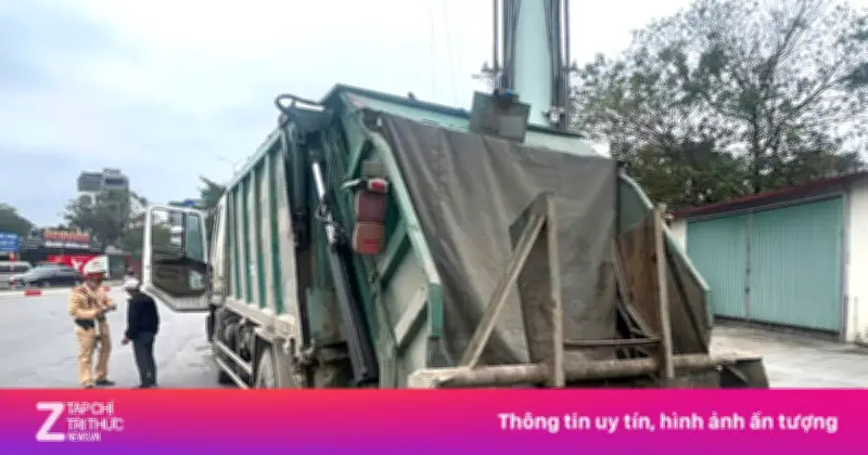 Tài xế xe rác Hà Nội bị phạt 23 triệu đồng vì để biển số bám bẩn che lấp