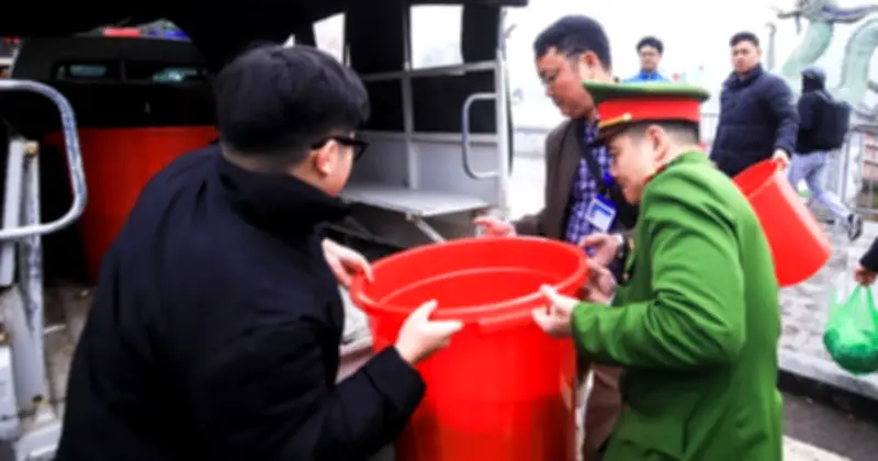 Công an Hà Nội dùng xe chuyên dụng vận chuyển cá chép phóng sinh, bảo vệ môi trường Hồ Tây