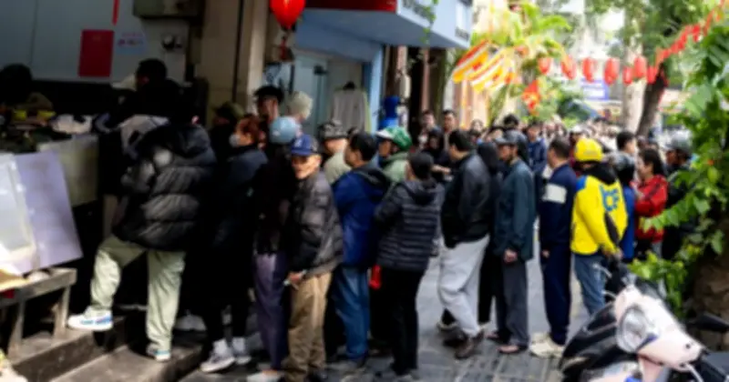 Xếp hàng trăm mét mua nem chua Hà Nội: Khách chờ 50 người, người ưu tiên nhờ thẻ thành viên