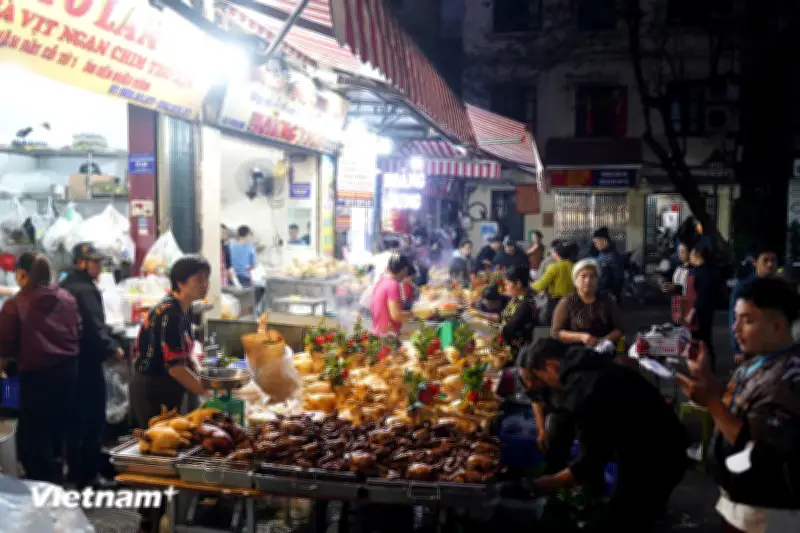 Người dân Thủ đô tất bật chuẩn bị lễ tiễn ông Công, ông Táo về trời