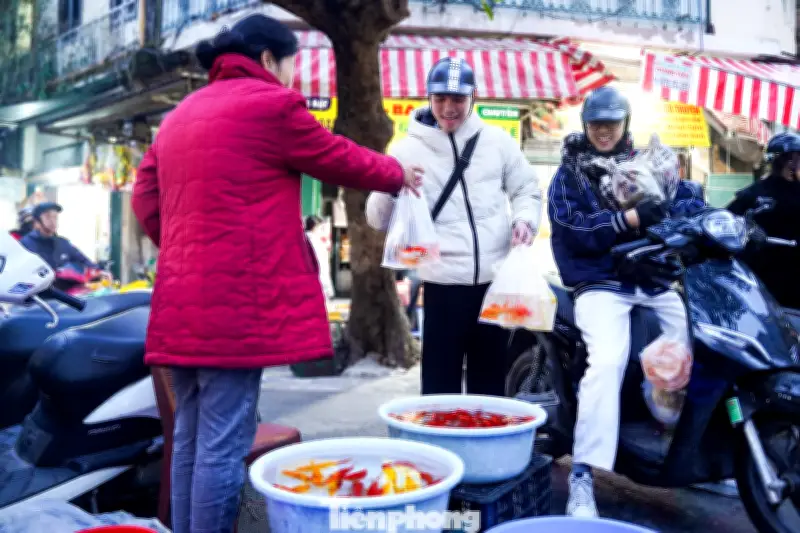 Người Hà Nội tất bật sắm lễ cúng tiễn ông Công, ông Táo từ tờ mờ sáng