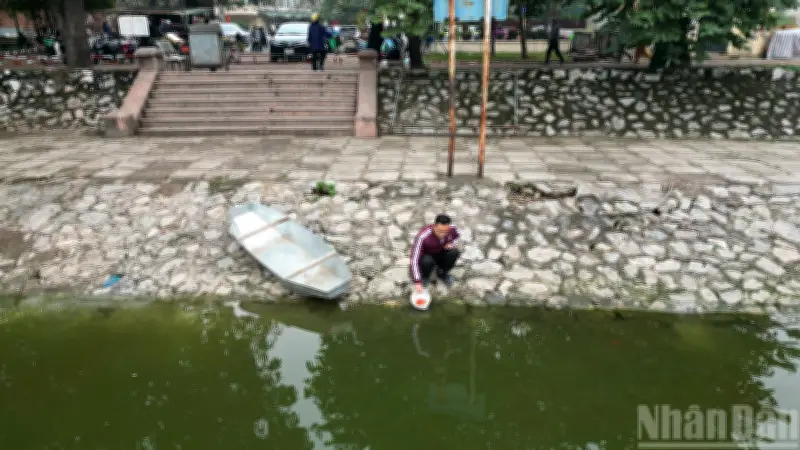 Người dân Hà Nội thả cá ông Công ông Táo văn minh, nâng cao ý thức bảo vệ môi trường